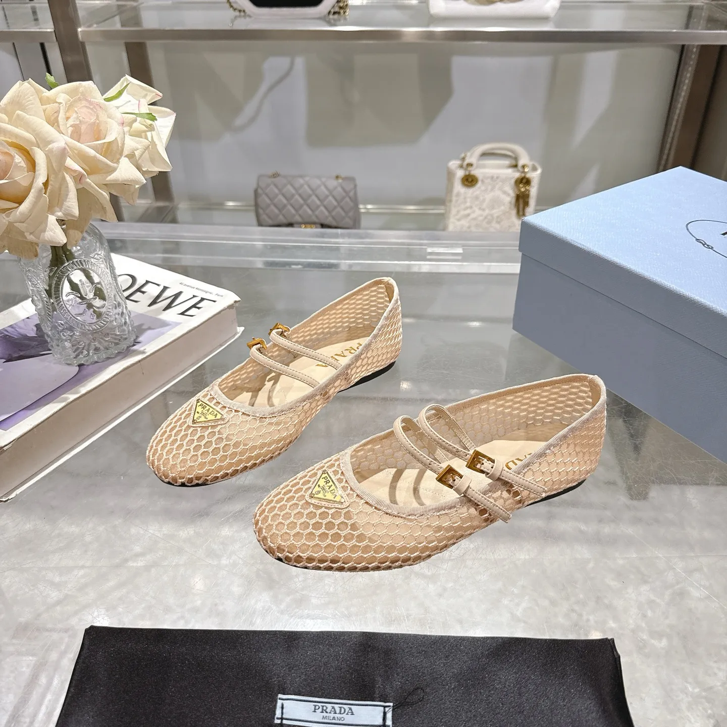 👟👟Ex-factory price 440👟👟 🔥🔥✨Prada/Prada 2024ss spring and summer new products are now available🌟 Mary Jane flat ballet shoes Soft and comfortable, recommended by major bloggers in Little Red Book, proper college style ➕Commuting 1-1 development Round-head golden triangle button Fabric: patent leather, sheepskin, silk fabric Sheepskin lining code number: 35 to 40 (41 is custom-made and cannot be returned or exchanged)